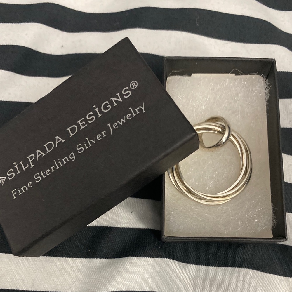 Silpada .925 Five Ring Intertwined Circle Pendant